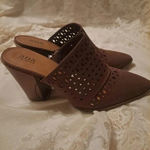 A.N.A. Hiro Pointed Toe Block Heel Pumps - Picture 2 of 5